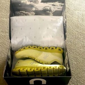 Women size 9 on running shoe cloud x color glade/citron